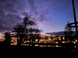 Farbenfroher-himmel-über-stiller-abendlandschaft-yuffy.png